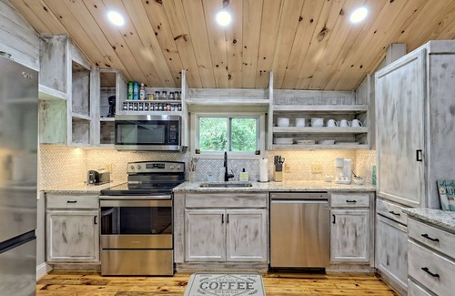Rabun Gap House | Betty's Creek 3/2 Valley Cabin w/Mtn. View & Creek