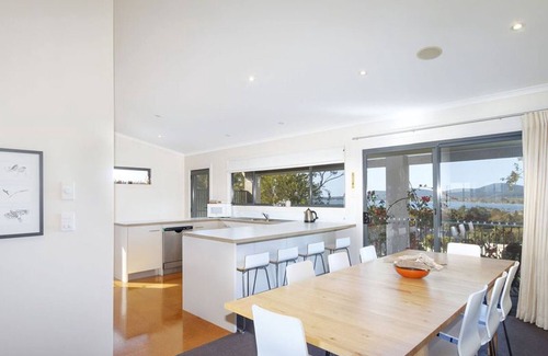Green Point House | Between the ocean and the lake