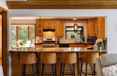 Sandy House | BeUTAHful Retreat: Mtn Views, 2 Master Bdrms, HotTub, Game room, Ski, Amenities!