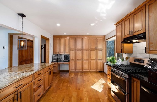 Sandy House | BeUTAHful Retreat: Mtn Views, 2 Master Bdrms, HotTub, Game room, Ski, Amenities!