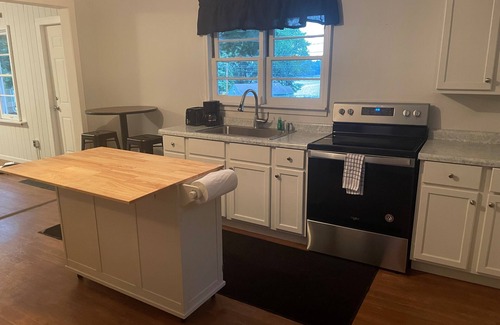 Lake Delton Cottage | Beutiful cottage with pool & beach views