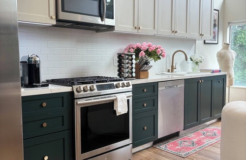 Beverly Grove Apartment | Beverly Hills Luxe Rooftop Retreat – Cozy Fireplace & Stunning Views