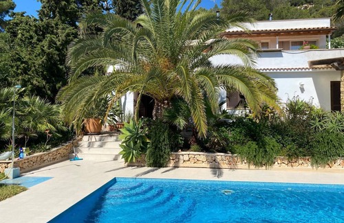 Capdepera Apartment | Bezauberndes Feriendomizil mit Erholsamen Salzwasserpool in Direkter Meeresnähe
