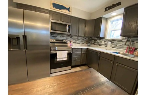 Sandusky House | BFFs Getaway Home near CEDAR POINT & SPORTS FORCE