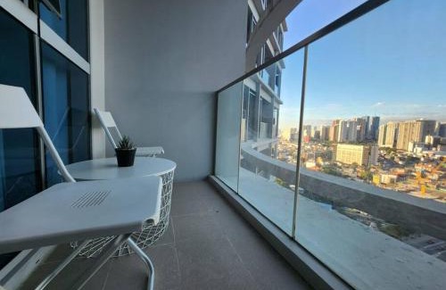 Bonifacio Global City Apartment | BGC Cosy Spacious 1BR Uptown Parksuites with Balcony City View