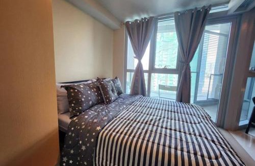 Bonifacio Global City Apartment | BGC Cosy Spacious 1BR Uptown Parksuites with Balcony City View