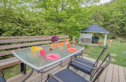 Compton Ski Chalet | BIA Chalet - Apple Red