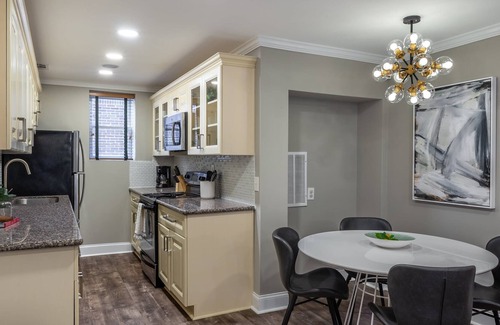 Virginia Highland Apartment | Biblio Den Summary:P