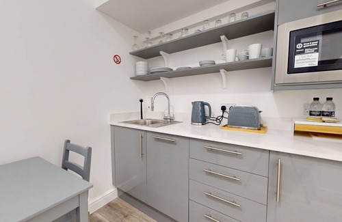 Bicester Apartment | Bicester Court Lodge The Bure Room | Bicester Holiday Let | 1 Bed & Sleeps 2