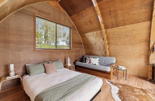Valery Resort | Bickell's Hut - Off-Grid Farm Stay, Fire Pit, Fire Bath, Cozy, Views - Sleeps 2 -4