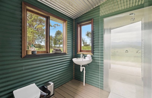 Valery Resort | Bickell's Hut - Off-Grid Farm Stay, Fire Pit, Fire Bath, Cozy, Views - Sleeps 2 -4