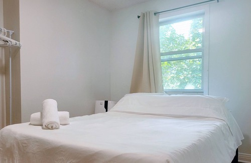 Sainte-Marie Apartment | Big 2BR Ville Marie 1,000 sqft | 5 min walk to metro | Free street parking