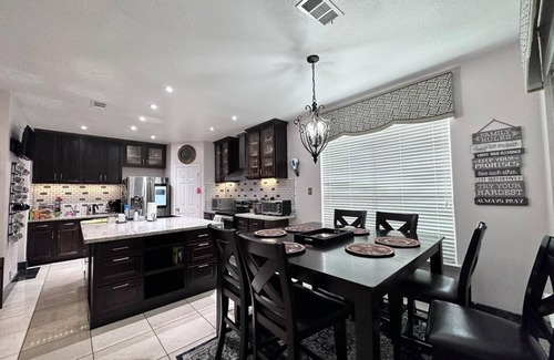 Barker House | Big and comfortable for work and play