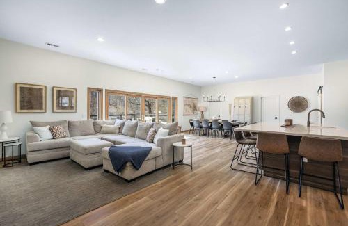 Gravois Mills House | Big Bear Bungalow - Stay Waterfront to Lake of the Ozark