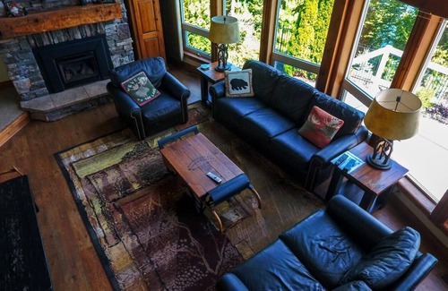Havelock-Belmont-Methuen House | Big Bear Estate, a family dream cottage on the shores of Jack Lake, Ontario.