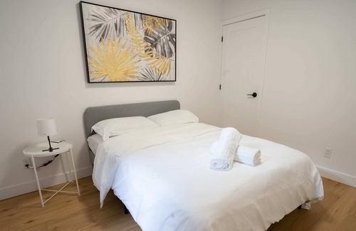 Sainte-Marie Apartment | BIG BEAUTIFUL 3BR Downtown 2min to METRO