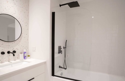 Sainte-Marie Apartment | BIG BEAUTIFUL 3BR Downtown 2min to METRO