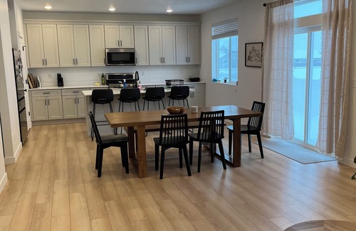 Eagle Mountain House | Big, Bright, New - 4 bedroom house with Mountain View in Eagle Mountain