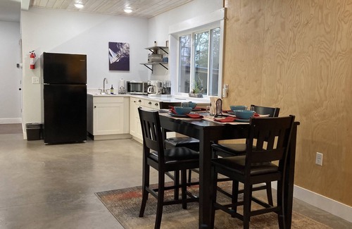 Lutsen House | Big Cedar House: Quiet Trees, Golf, Winery, 1 mile to ski, Firepit. EV charger