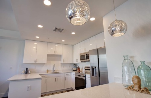 Central Sarasota Condo | Big discount for month of December-Bring your boat to beautiful Sarasota Bay!