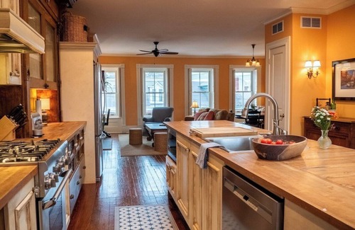 South Side Flats House | Big Dog Coffee's Little Red Cat/Historic Pittsburgh Home/FREE Parking Spaces