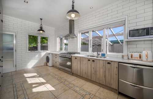 Papatoetoe Villa | Big Family House 9 BR 4BH 13 BED