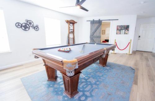 Southside House | Big Family House w Theater Pool table
