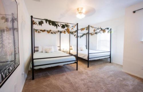 Southside House | Big Family House w Theater Pool table