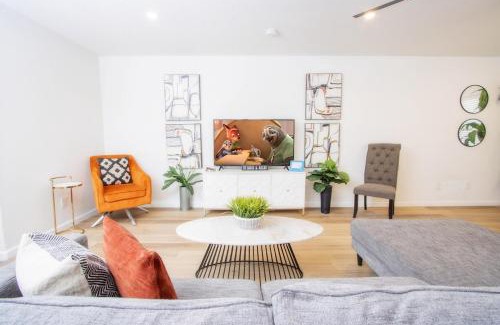 Southside House | Big Family House w Theater Pool table