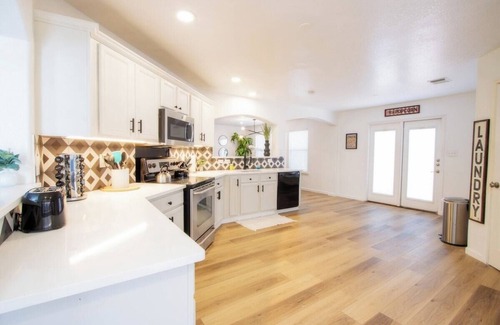 Southside House | Big Family House w Theater Pool table