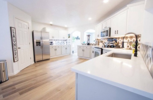 Southside House | Big Family House w Theater Pool table