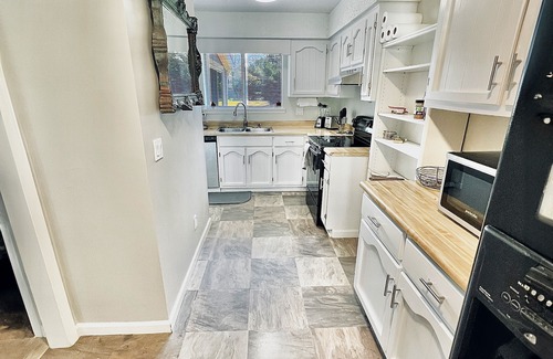 Madison House | Big, Fun, Clean and Comfy Townhome in Madison
