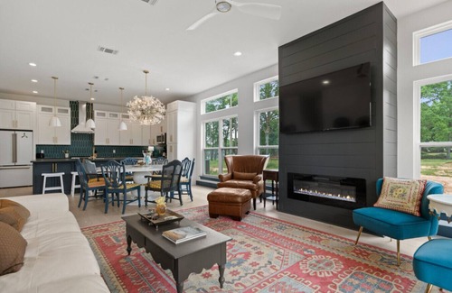 Cedar Creek Reservoir House | Big Group Retreat on Cedar Creek Canal 36 Guests