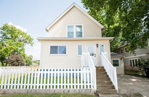 Champaign House | BIG House in the heart of Champaign + Game Room!