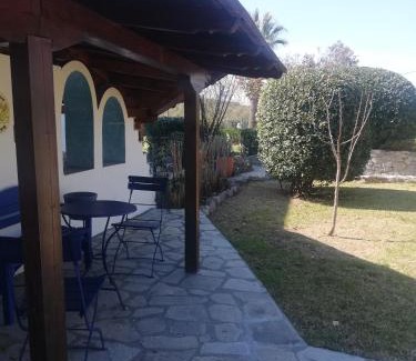 Flogita House | Big house with a huge garden and barbecue area!