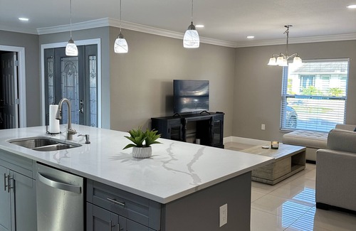 Tampa House | Big Modern Home with Pool - Prime Location!