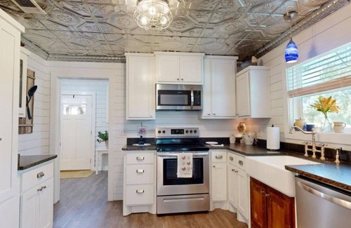 Wellborn House | Big Oak Farmhouse - TAMU 8 Miles