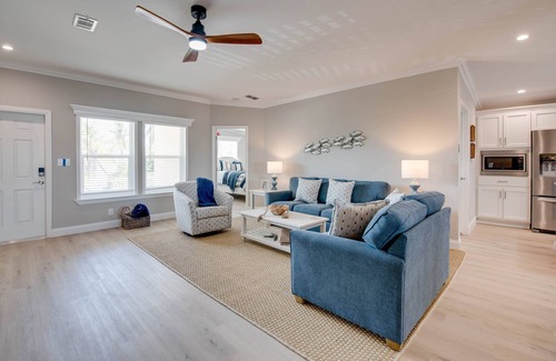 Doctor's Arm House | Big Pine Paradise: Beautiful Updated 4BR Canal Front Home, Pool, Dockage, Easy Gulf/Atlantic Access