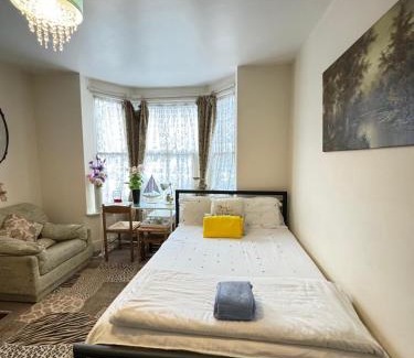 Eastleigh House | Big Private Room In Town Centre