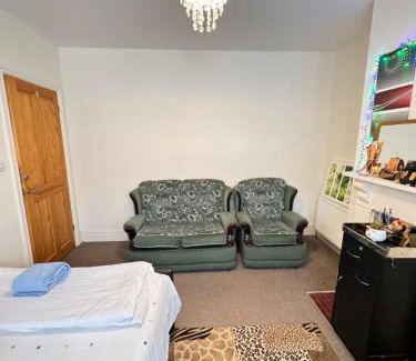 Eastleigh House | Big Private Room In Town Centre