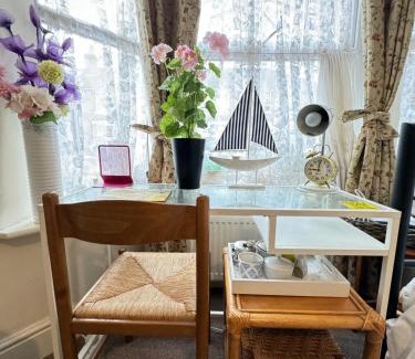 Eastleigh House | Big Private Room In Town Centre