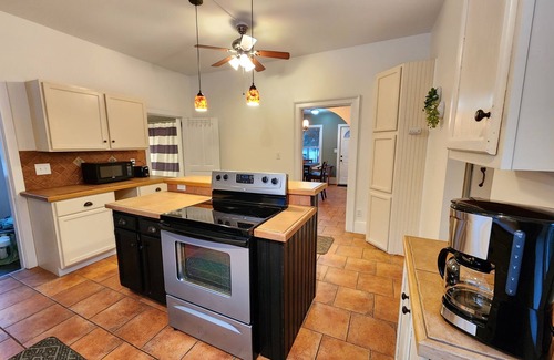 Big Rapids House | Big Rapids Convenient City Home