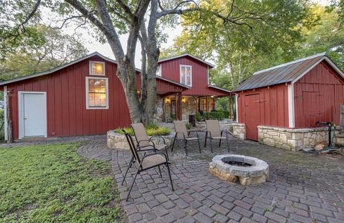 Boerne House | “Big Red”- Boerne Farmhouse, walk to Main Street!