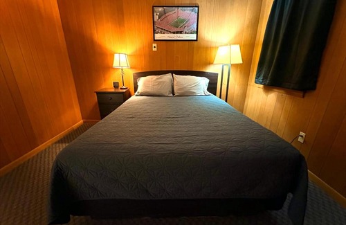 Laurel Hotel | Big Red Inn