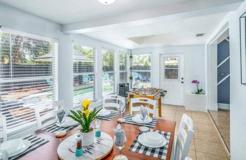 Melbourne House | Big Savings! 5br Poolside