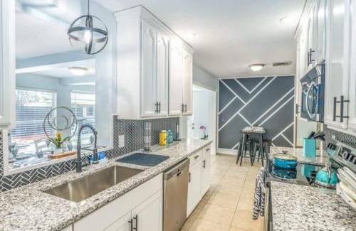 Melbourne House | Big Savings! 5br Poolside