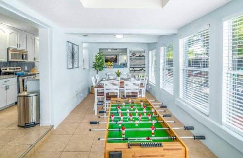 Melbourne House | Big Savings! 5br Poolside