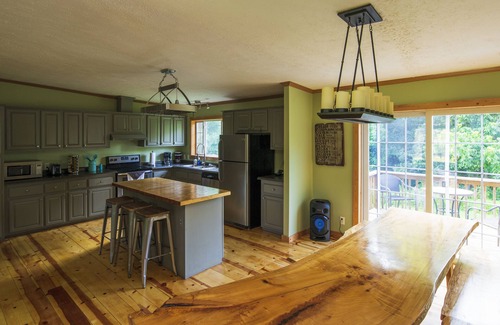 Alto Pass Cabin | Big Sky Cabin! Hot Tub! On the Wine Trail! Fire Pit! Pool Table! Large Deck!n