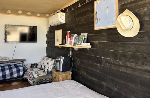 Terlingua Cabin | Big sky mountain views, 20 acres to yourselves. 21 mins Ghost town.