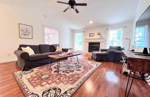 Farmington House | Big space inside and out, 15min to UofA w 1acre